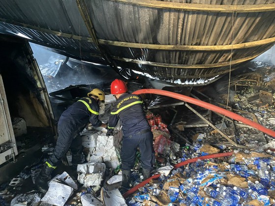 Cảnh sát đập tường chữa cháy kho phế liệu rộng hàng trăm mét vuông ở TP Thủ Đức ảnh 11