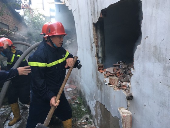 Cảnh sát đập tường chữa cháy kho phế liệu rộng hàng trăm mét vuông ở TP Thủ Đức ảnh 8