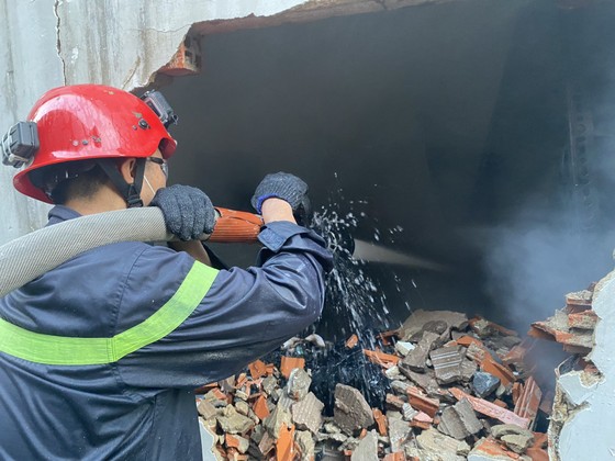 Cảnh sát đập tường chữa cháy kho phế liệu rộng hàng trăm mét vuông ở TP Thủ Đức ảnh 7