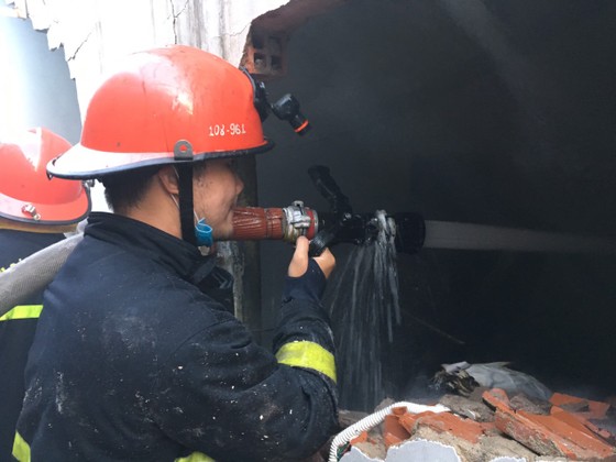 Cảnh sát đập tường chữa cháy kho phế liệu rộng hàng trăm mét vuông ở TP Thủ Đức ảnh 1