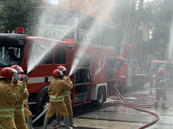 Huy động 600 người diễn tập chữa cháy ở tòa nhà Saigon Centre ảnh 6