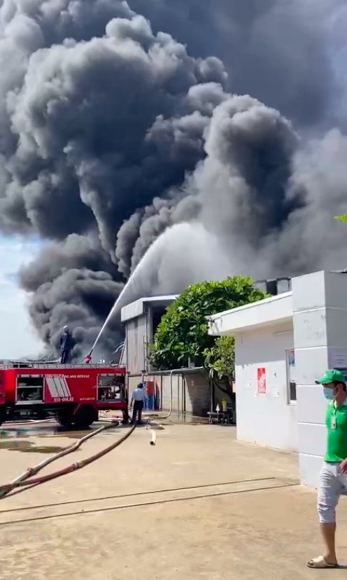 Cháy lớn ở công ty rộng hàng ngàn mét vuông trong KCN Tân Phú Trung, huyện Củ Chi  ảnh 1