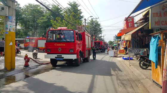 Cháy khu nhà trọ ở quận Bình Tân, nhiều tài sản bị thiêu rụi ảnh 2