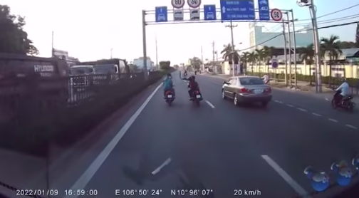 Hai nhóm thanh niên lái xe máy cầm hung khí đuổi chém nhau trên quốc lộ 22 ảnh 1