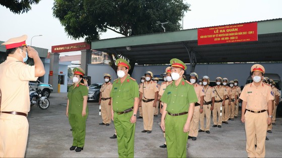 CSGT TPHCM ra quân kéo giảm tai nạn, ùn tắc giao thông dịp Tết Nguyên đán ảnh 6