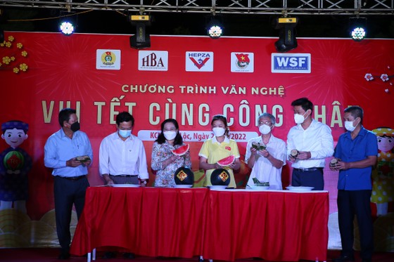 Chủ tịch HĐND TPHCM Nguyễn Thị Lệ trao quà công nhân ở lại TPHCM dịp tết ảnh 1
