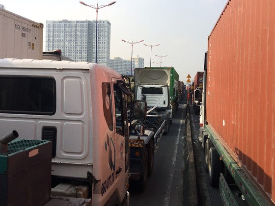 Kẹt xe nghiêm trọng trên tuyến xa lộ Hà Nội  ảnh 1