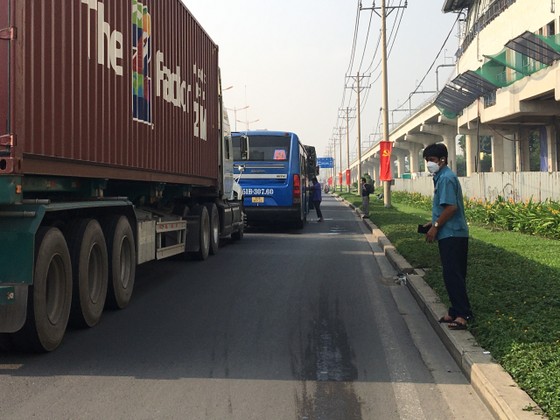 Kẹt xe nghiêm trọng trên tuyến xa lộ Hà Nội  ảnh 2