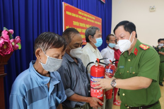  Lãnh đạo Phòng Cảnh sát PCCC trao 500 bình chữa cháy cho người dân ảnh 3