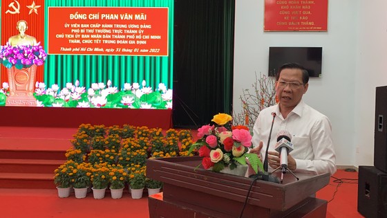 Chủ tịch UBND TPHCM thăm, chúc tết quân đội, y tế bác sĩ đêm 29 tết ảnh 1