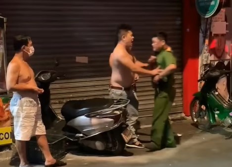 Khởi tố thanh niên chửi bới, hành hung công an ảnh 1