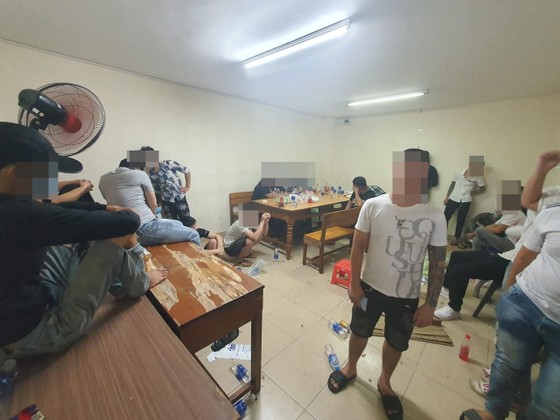 Phát hiện 50 'dân chơi' dương tính với ma túy trong quán bar ở quận Tân Phú ảnh 1