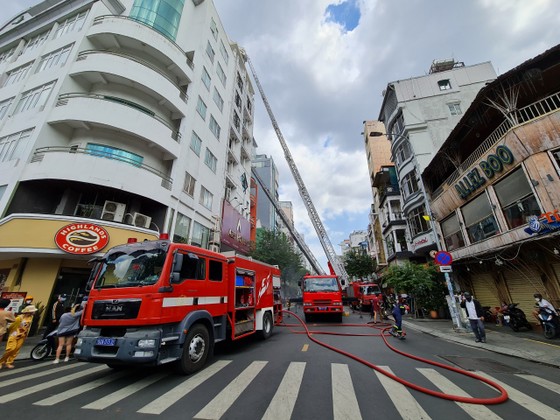 Giải cứu 3 người trong đám cháy khách sạn 8 tầng ảnh 1