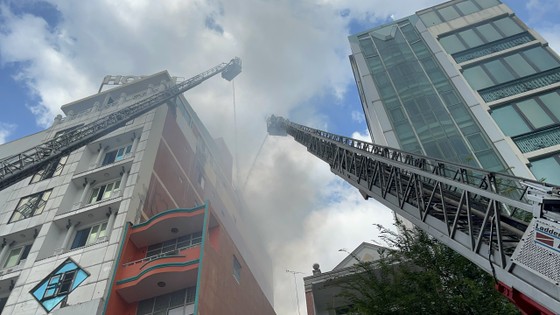 Giải cứu 3 người trong đám cháy khách sạn 8 tầng ảnh 5