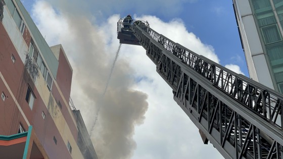 Giải cứu 3 người trong đám cháy khách sạn 8 tầng ảnh 9