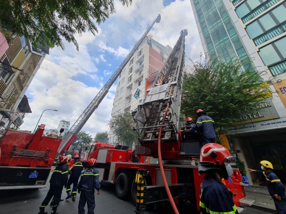 Giải cứu 3 người trong đám cháy khách sạn 8 tầng ảnh 2