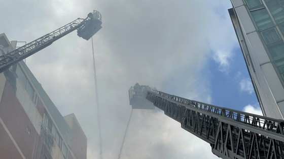 Giải cứu 3 người trong đám cháy khách sạn 8 tầng ảnh 10