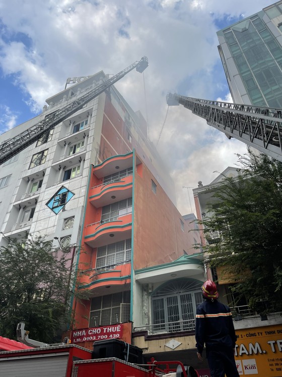 Giải cứu 3 người trong đám cháy khách sạn 8 tầng ảnh 7