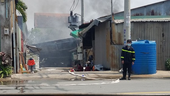 Cháy xưởng nhựa ở huyện Hóc Môn ảnh 1