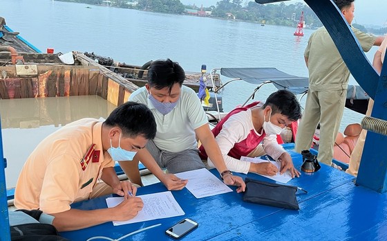 Nhóm “cát tặc” đánh chìm ghe, nhảy sông Đồng Nai bị CSGT bắt giữ ảnh 1
