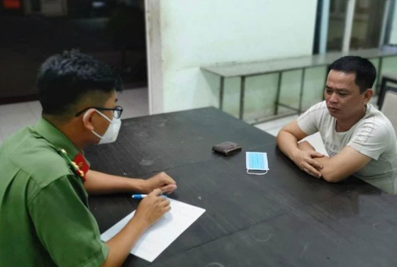Công an làm việc với người đàn ông kêu gọi 'fan chính nghĩa' biểu tình tại KDL Đại Nam ảnh 1