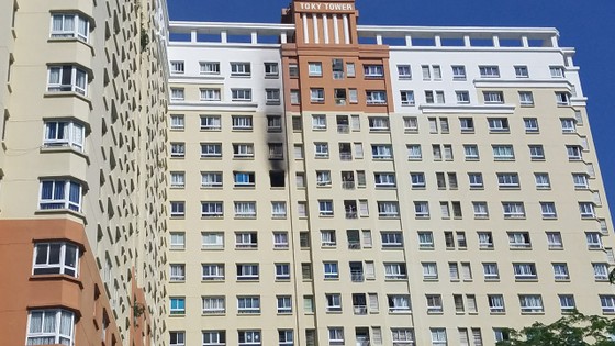 Cháy chung cư Tô Ký Tower, nhiều cư dân hốt hoảng tháo chạy tán loạn ảnh 1