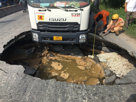 TPHCM: Xe tải đang chạy suýt bị 'hố tử thần' nuốt chửng ảnh 2