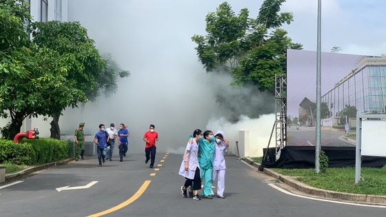 Hơn 1.000 người tham gia diễn tập chữa cháy ở Bệnh viện Ung Bướu TPHCM ảnh 1