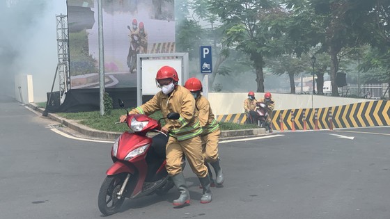 Hơn 1.000 người tham gia diễn tập chữa cháy ở Bệnh viện Ung Bướu TPHCM ảnh 7
