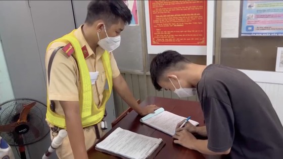 Xử phạt với thanh niên bốc đầu xe trên cầu Thủ Thiêm 2 ảnh 1