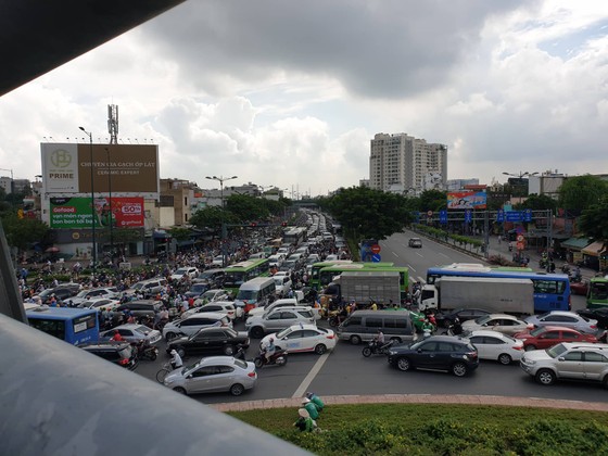 TPHCM: Hàng ngàn phương tiện 'chôn chân' trên đại lộ Phạm Văn Đồng  ảnh 3