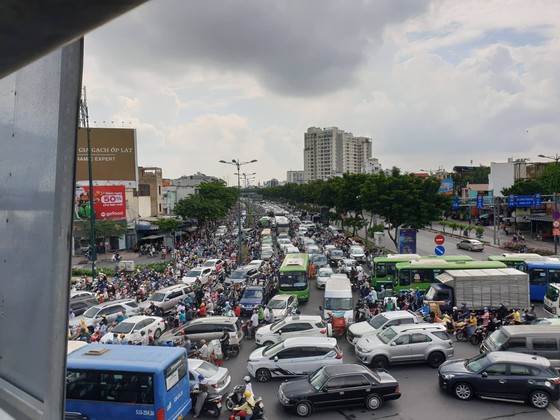 TPHCM: Hàng ngàn phương tiện 'chôn chân' trên đại lộ Phạm Văn Đồng  ảnh 1