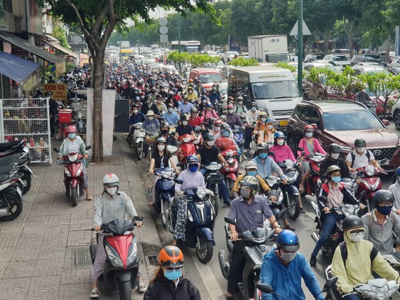 TPHCM: Hàng ngàn phương tiện 'chôn chân' trên đại lộ Phạm Văn Đồng ảnh 6