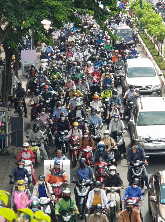 TPHCM: Hàng ngàn phương tiện 'chôn chân' trên đại lộ Phạm Văn Đồng ảnh 5
