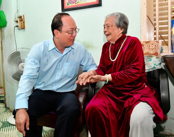 Phó Bí thư Thành ủy TPHCM Nguyễn Hồ Hải thăm, chúc thọ người cao tuổi tiêu biểu ảnh 3