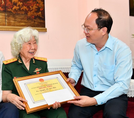 Phó Bí thư Thành ủy TPHCM Nguyễn Hồ Hải thăm, chúc thọ người cao tuổi tiêu biểu ảnh 4