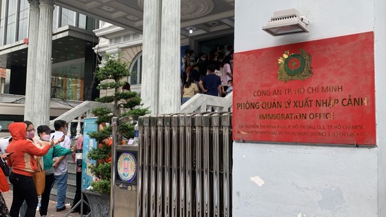 Người dân TPHCM xếp hàng dài chờ làm hộ chiếu trong ngày 1-7 ảnh 1