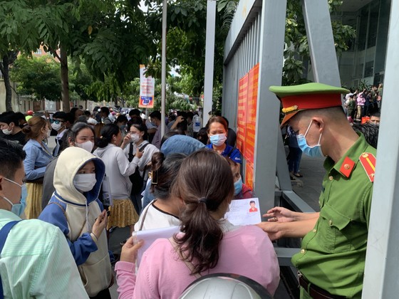 Người dân TPHCM xếp hàng dài chờ làm hộ chiếu trong ngày 1-7 ảnh 14