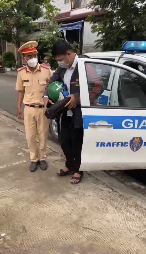 CSGT TPHCM đưa cán bộ coi thi gặp sự cố giao thông tới điểm thi đúng giờ ảnh 10