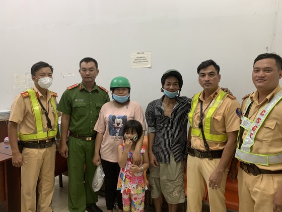 CSGT TPHCM giúp bé gái 5 tuổi đi lạc tìm thấy cha mẹ ảnh 2