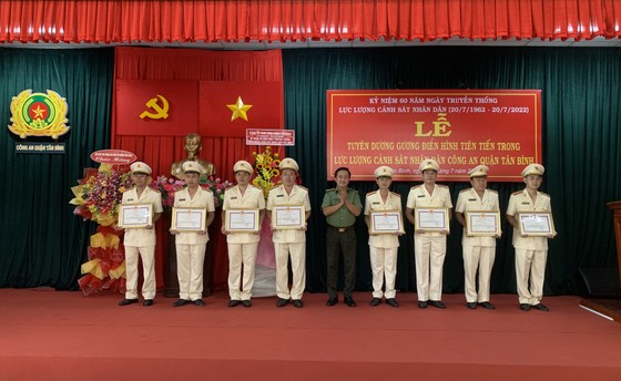 Tuyên dương 46 cán bộ chiến sĩ gương điển hình lực lượng CSND Công an quận Tân Bình ảnh 3