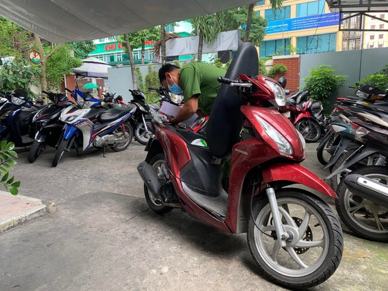 Bị giật dây chuyền, thanh niên tông thẳng vào xe kẻ cướp ảnh 1