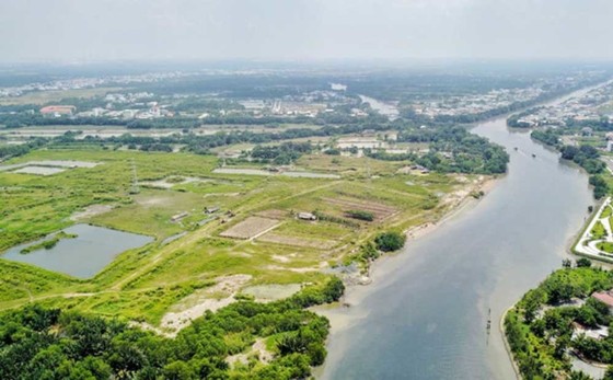 Dời lịch xét xử vụ sai phạm trong chuyển nhượng 32ha đất tại xã Phước Kiển ảnh 2