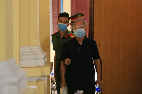 Hoãn phiên tòa phúc thẩm do bị cáo Dương Thị Bạch Diệp nhập viện ảnh 2