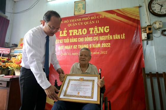 Phó Bí thư Thành ủy Nguyễn Hồ Hải trao Huy hiệu Đảng cho đảng viên cao tuổi Đảng ảnh 2