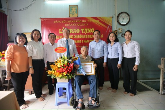Phó Bí thư Thành ủy Nguyễn Hồ Hải trao Huy hiệu Đảng cho đảng viên cao tuổi Đảng ảnh 3