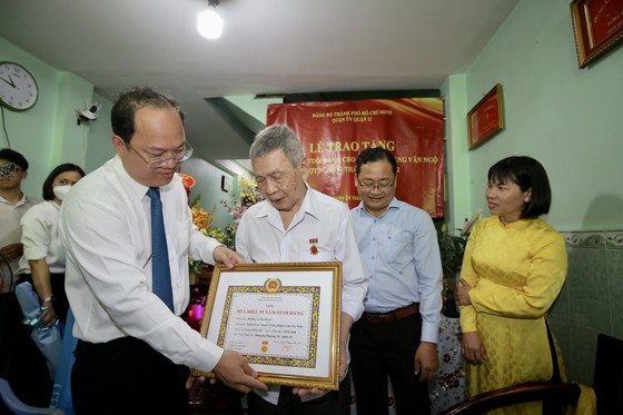 Phó Bí thư Thành ủy Nguyễn Hồ Hải trao Huy hiệu Đảng cho đảng viên cao tuổi Đảng ảnh 5
