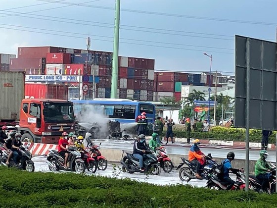 Xe container bốc cháy trên xa lộ Hà Nội ảnh 1