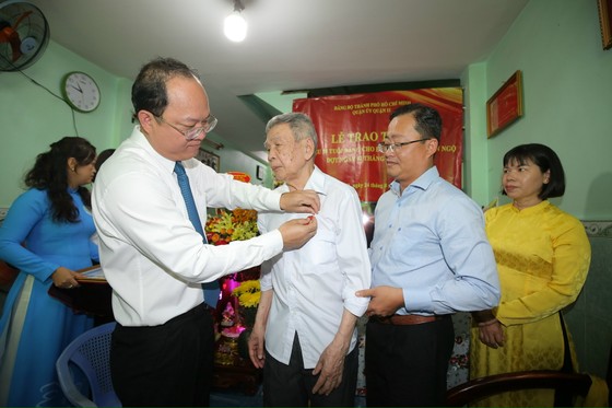 Phó Bí thư Thành ủy Nguyễn Hồ Hải trao Huy hiệu Đảng cho đảng viên cao tuổi Đảng ảnh 4