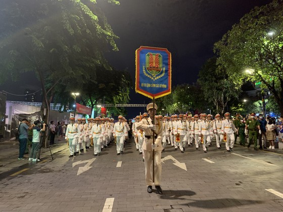 Hàng ngàn người dân xem biểu diễn nhạc kèn, diễu hành ở phố đi bộ Nguyễn Huệ ảnh 1